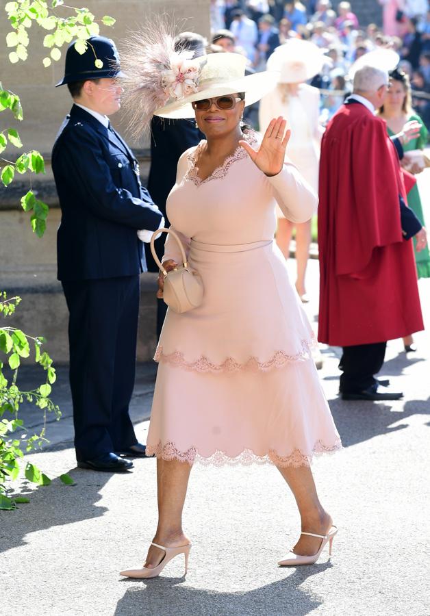 La gran Oprah apostó por Stella McCartney en un acertado guiño al 'brit style', pero no terminó de acertar ni con el diseño de su vestido rosa millennial ni con su pamela.