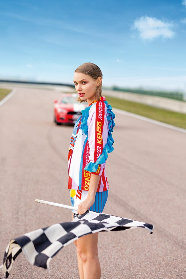 Conjunto de vestido y chaqueta en material técnico, de Kenzo.