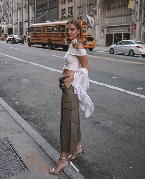 En Nueva York pudimos verla con este look informal pero elegante que se compone de sandalias de tacón, pantalones anchos y crop top. ¡Un look totalmente necesario en primavera!