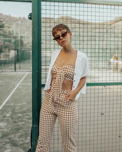 Este es uno de nuestros conjuntos favoritos. Lo puedes encontrar en la tienda online de Verge Girl y si lo acompañas de una camisa abierta como hace Laura el look será mucho más sexy.