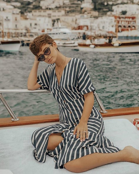 Todo lo que Laura toca lo convierte en oro o directamente desaparece... Y eso es lo que ha pasado con este vestido de nueva colección de Stradivarius. Apenas unos días ha estado a la venta, ya que cuando Escanes lo ha mostrado en sus redes sociales el vestido se ha agotado. Y no nos extraña nada... De rayas, midi y abotonado... ¡Nadie puede resistirse!