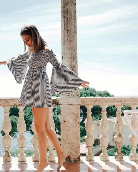 Siempre está a la última en tendencias y con este vestido corto y mangas de campana nos deja claro que se trata de un vestido que debemos tener en nuestro armario este verano.