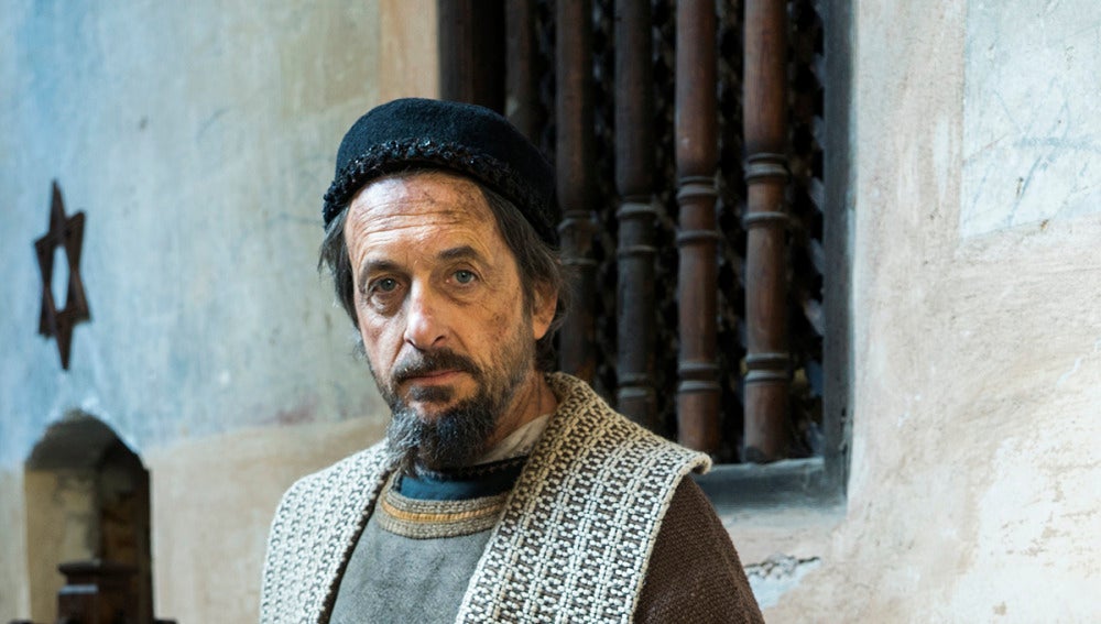 Respetado judío de la comunidad de Barcelona. Es un hombre rico que ha hecho su fortuna como cambista de monedas. Tiene dos hijos a los que adora. Es un hombre justo y bueno que cambiará la vida de Arnau abriéndole las puertas de su negocio. Sufrirá la intolerancia religiosa y se sacrificará por los suyos.