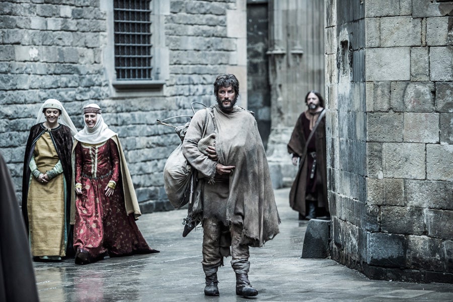 Pertenece a los Estaynol que han vivido y trabajado las tierras del señor de Bellera como payeses durante varias generaciones. De ellos ha heredado el lunar junto al ojo, marca de la familia, y el ser un hombre digno y respetado por todos. Soltero de oro de la comarca, su vida se trunca el que iba a ser el día más feliz de su vida: su boda. El derecho abusivo de su señor feudal cambia su destino y le convierte en un luchador infatigable por la libertad y los derechos de los campesinos contra el poder de los nobles. Muy unido a su hijo, para quien ha sido padre y madre al mismo tiempo, trabaja duro para que éste sea el hombre libre que el no pudo ser. Luchará hasta la muerte por defender la justicia y la libertad.