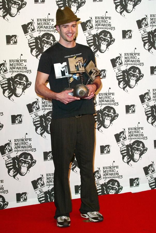 En su defensa, hay que decir que cuando se presentó de esta guisa a recoger un premio, estaba en los albores de su carrera en solitario y que eran los MTV, que son bastante informales.