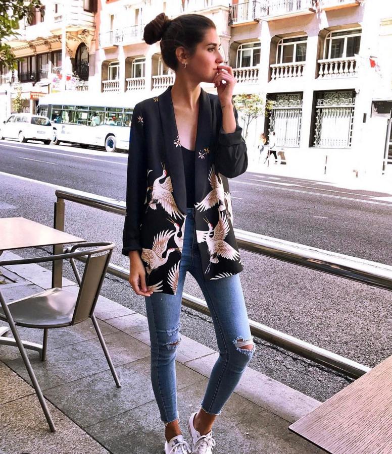 En Instagram, @meryturiel, apuesta en este 'outfit' por un 'look' muy sencillo con jeans, Converse blancas y camiseta de tirantes negra básica. El toque estrella de este 'look': un blazer negro con estampado de flamencos.