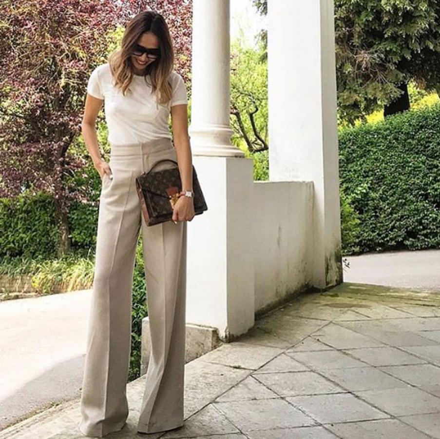 En Instagram, @olaizolav, luce 'total look' de Zara con pantalones de pata de elefante en beis y camiseta básica blanca. Un 'look' elegante y sencillo que no necesita de más complementos.
