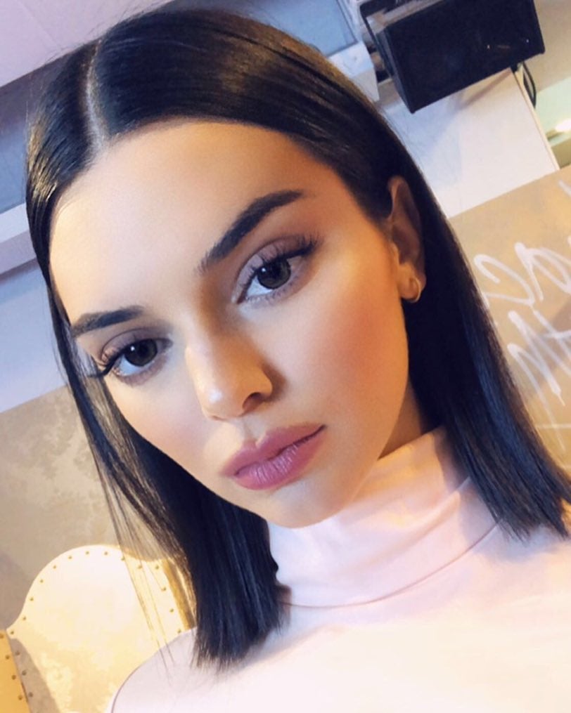 Una vez que las comisuras están sombreadas, traza el contorno partiendo de la línea natural de los labios y aumentando gradualmente el perímetro de superficie labial conforme te acercas al centro. Pero, cuidado, no puedes salirte demasiado de su límite porque no quedaría lo natural que vamos buscando. De hecho, Mary suele trazar la línea del lápiz por encima del arco de Cupido pero solo en clientas que llevan muchísimo maquillaje, porque de otra manera se nota demasiado.