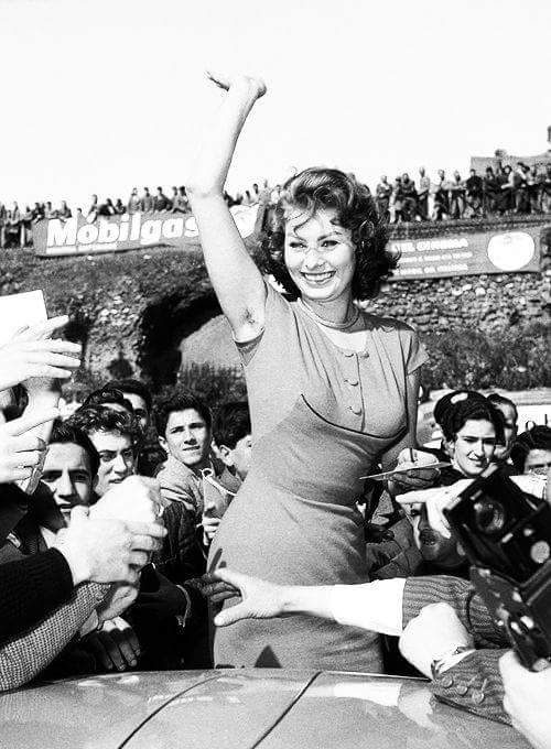 Mucho antes, otra belleza despampanante, Sophia Loren, no dudó en aparecer ante sus fans y en multitud de posados luciendo vello en las axilas. Quizá tenía que ver con lanzar un mensaje sexual sobre su salvaje y apasionada naturaleza italiana...