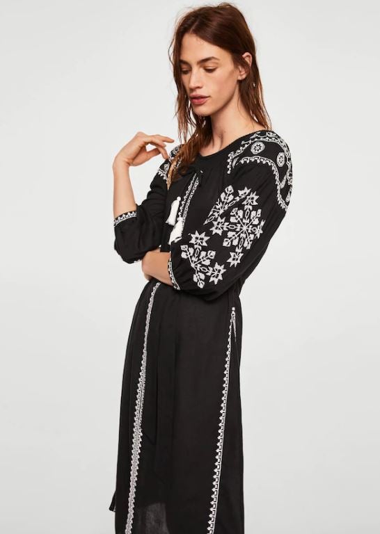 Bordado sobre negro, de Mango. Comodísimo y también ajustable a la cintura, no le falta detalle, aunque esas borlas en el escote barco podríamos discutirlas. Precio: 49,99€