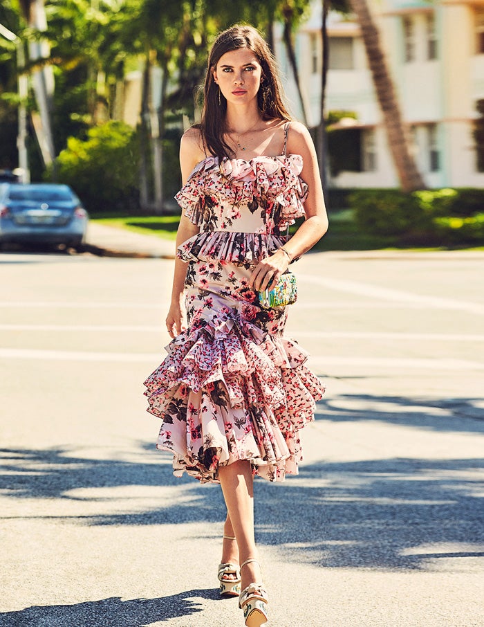 Vestido de JV Jorge Vázquez, sandalias de Charlotte Olympia y bolso de Zara. Colgante, pulsera y pendientes de Thomas Sabo.