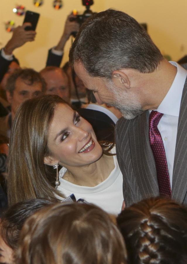 La complicidad entre don Felipe y doña Letizia es evidente, e imágenes como esta, en ARCO 2017, lo demuestran.
