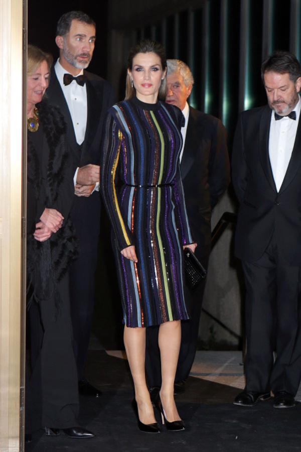 En los Premios Mariano de Cavia 2016 doña Letizia lució uno de los looks más arrebatadores que le recordamos. No nos extraña que el Rey se quedara con esa cara al verla...
