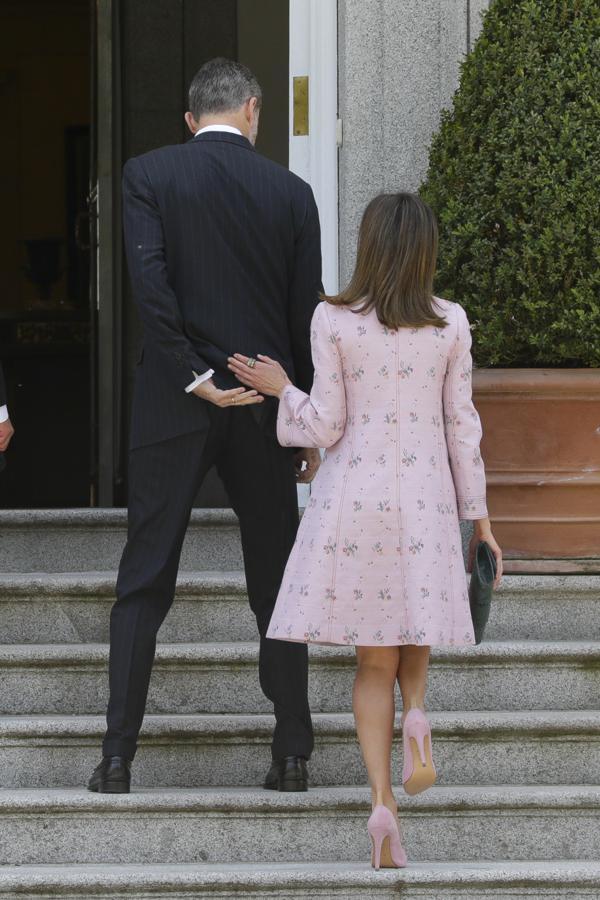 Un gesto, una caricia, una mirada... Los Reyes siguen demostrando su amor y complicidad después de 15 años de matrimonio. ¡Por muchos más!