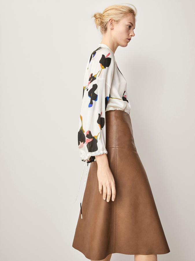 Esta falda se cuela entre los hits, aunque sea más primaveral, por su corte en 'A'. Las faldas cintura alta se vieron en el otoño y el invierno. Pero siguen marcando tendencia. Precio: 199 euros.