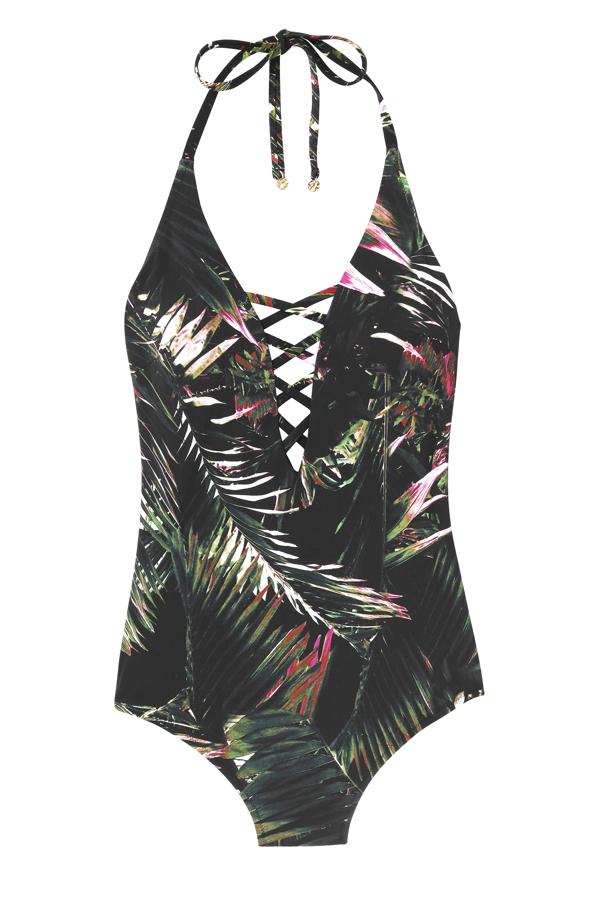 La prenda que no puede faltar para un destino con playa es un bañador. Este tiene estampado tropical y un sugerente escote para no perder el glamour durante el viaje de novios