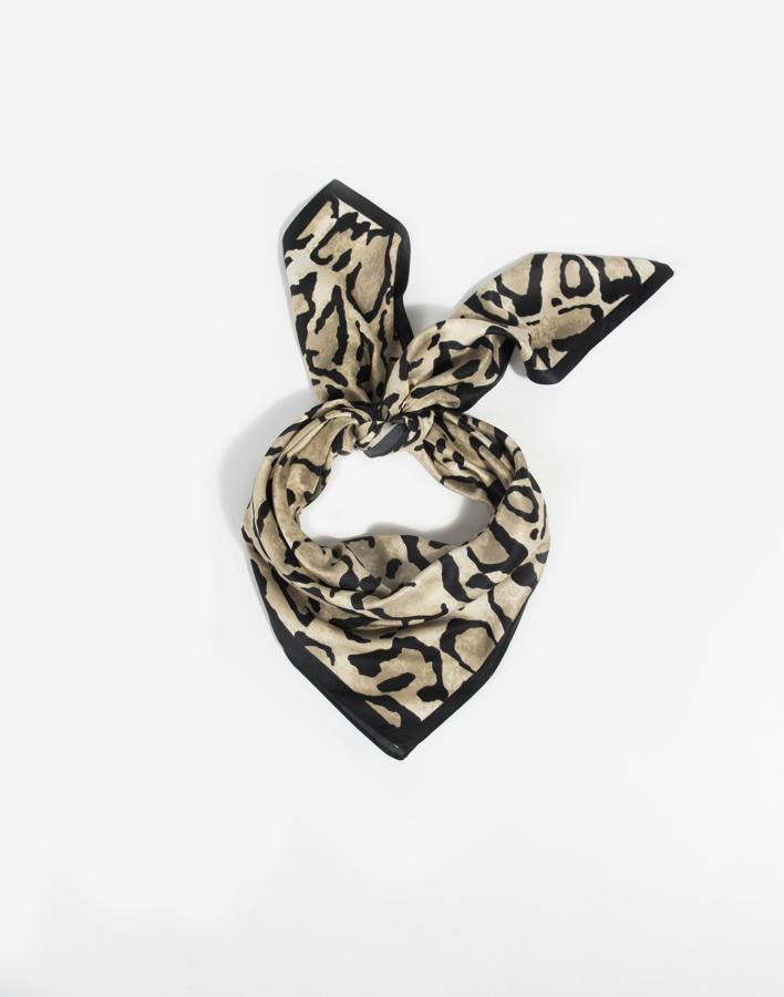 Un pañuelo es tan versátil que igual le puede servir para cubrirse la cabeza del sol que para adornar un look sencillo