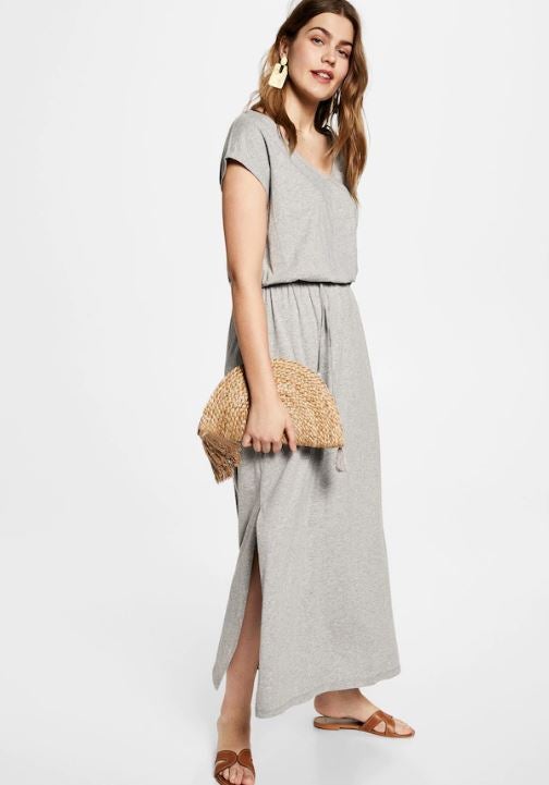 Deportivo gris, de Violeta. Tú eliges si llevarlo a la playa o contrastar su esencia relajada con complementos que lo eleven a otros espacios. Precio: 29,99€