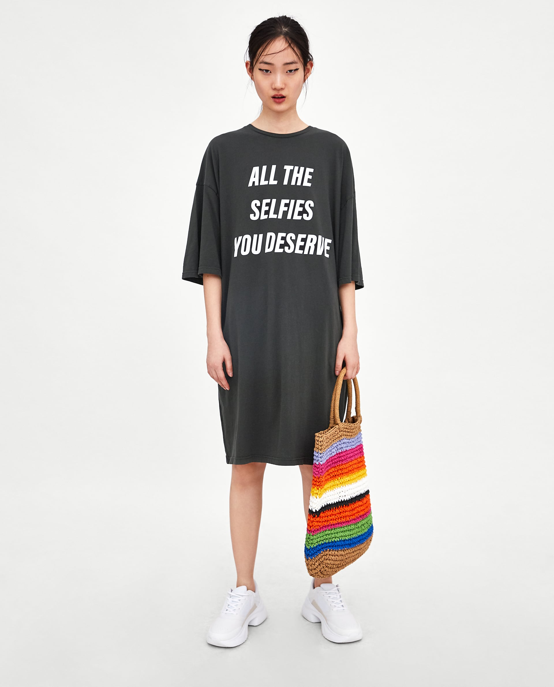 Una variación del vestido-camiseta, de Zara. El mismo diseño, con otra leyenda más original y un color imbatible. Precio: 15,95€