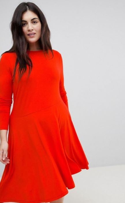 Directamente rojo, de Asos. Este corte evasé, sofisticado con un bajo asimétrico, no puede sentar mejor a las redondeces. Y el color es fastuoso. Precio: 25,99€