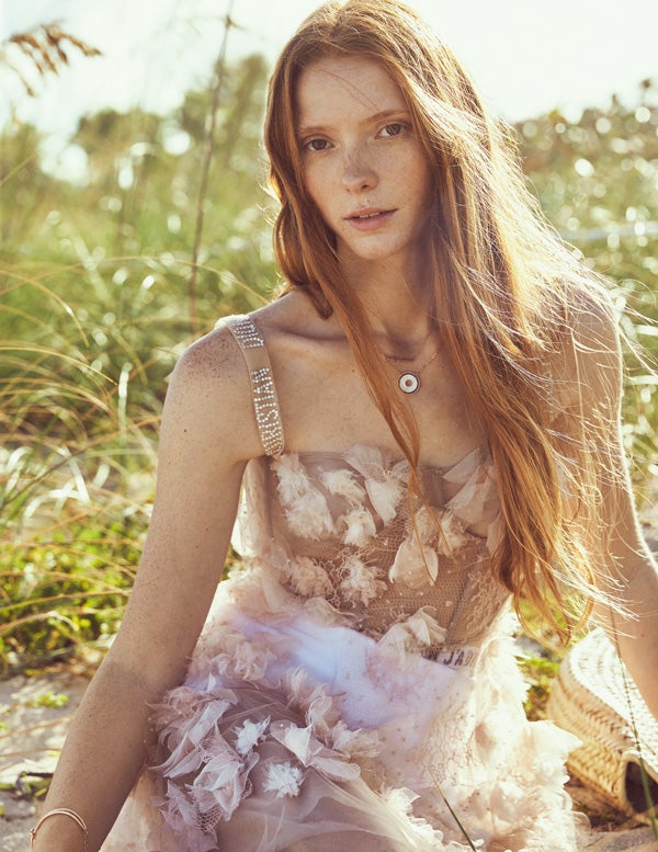 Vestido y culotte de Christian Dior, colgante y pulsera de Swarovski y cesta de mimbre, de Kbas.