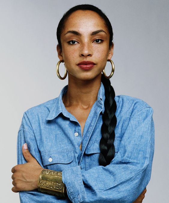 Aunque la versión transparente o teñida de acrílico va a brillar todo el verano, siguen llevándose muchísimo los clásicos aros dorados que llevó la magnífica Sade en los 90.