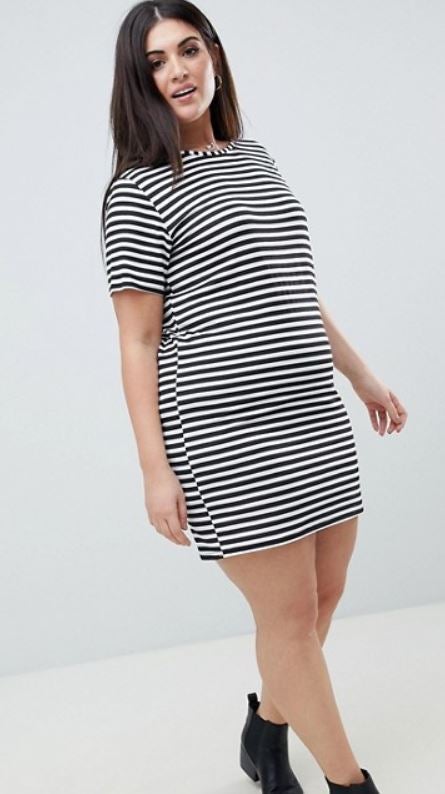 Las clásicas rayas bretonas, de Boohoo Plus. Si no tienes un vestido de rayas bretonas en tu armario, lánzate. No pasan de moda jamás y lo puedes mezclar con lo que quieras. Precio: 16,99€
