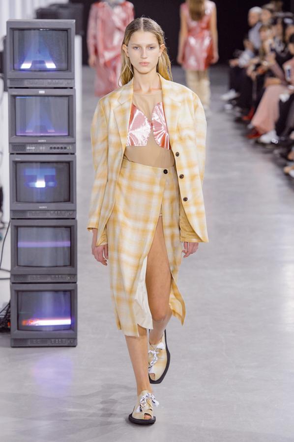 Es uno de los estampados del momento. Aunque nada tiene que ver con los cuadros a los que nos tenia acostumbrados el frío. Estos son evidentes pero no marcados, en tonos claros como amarillos, azules y lilas, Y triunfarás si los llevas en un traje de chaqueta como este de Aalto.