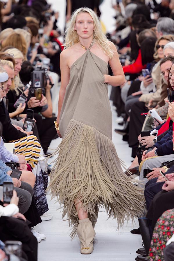 Están por todas partes. Pero si tienes que elegir solo una prenda, no hay duda: el vestido. Como este de Celine, sencillo y con el bajo cuajado de flecos que se muevan al andar.