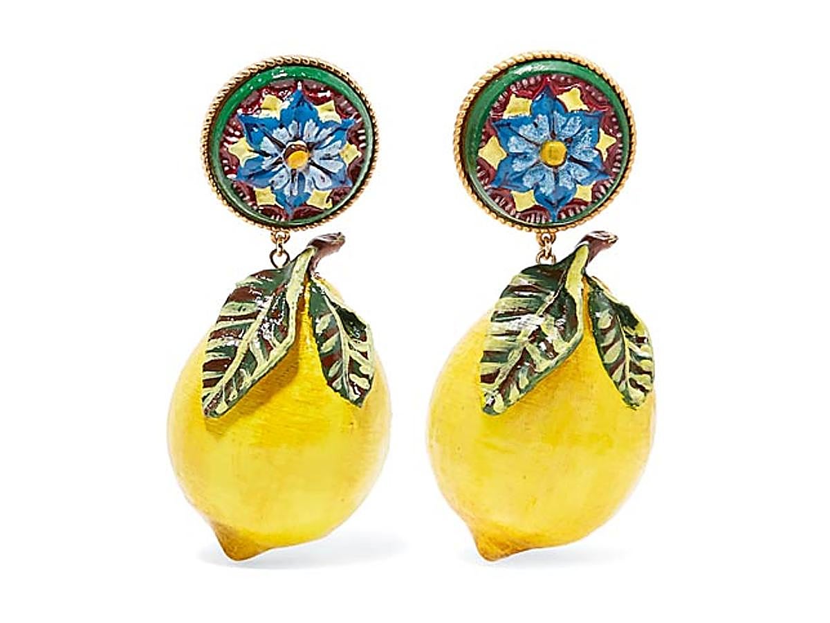 Nada como el amarillo para ponerle un toque alegre a tus 'outfits'. Este verano atrévete a romper con la monotonía. Si te da miedo comienza con unos pendientes le darán vida a tu estilismo y se convertirán en tu complemento ideal.