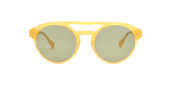 Gafas de sol transparentes de Gigi Barcelona en tono amarillo, uno de los colores de esta temporada.