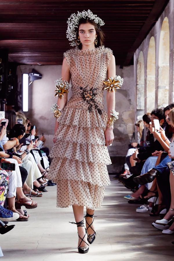 El estampado del que nunca nos cansamos y mucho menos en verano. La Reina Letizia ya lo ha llevado y nosotras estamos deseando hacerlo. El vestido es su prenda estrella, pero también puedes llevarlos en una blusa e incluso mezclarlos con otro estampado.