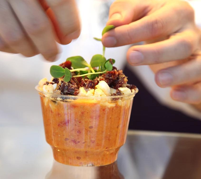 La Salmoreteca está en el puesto número 7 del Mercado de la Victoria (Paseo de la Victoria, s/n), en Córdoba.