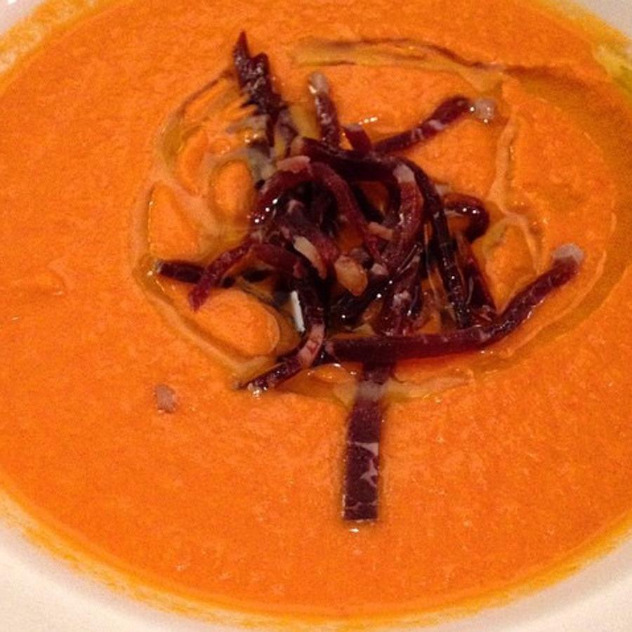 El secreto del salmorejo de La vaca y la huerta está en la calidad de sus tomates. Lo sirven con huevo picado y virutas de cecina. Está en la Calle Recoletos, 13, de Madrid.