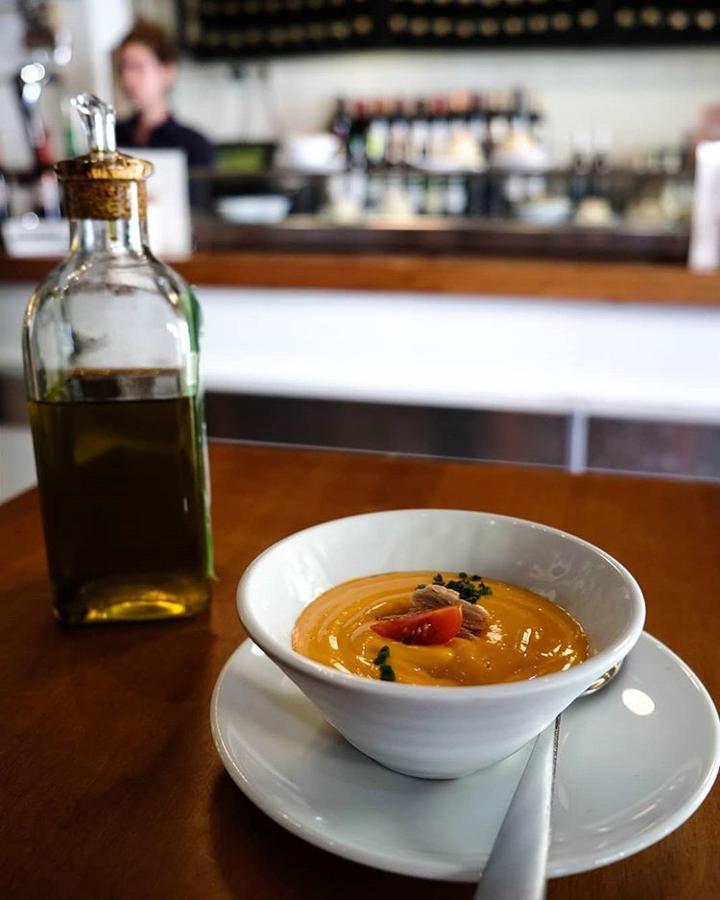 En Lambuzo (Calle Conchas, 9, de Madrid), sirven su salmorejo con melva canutera y un buen 'chorretón' de AOVE.