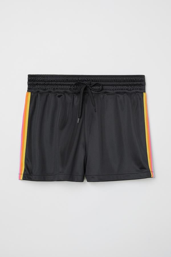 El calor de Madrid durante las fiestas del Orgullo puede ser sofocante. Unos shorts de estilo deportivo te ayudarán a combatirlo.