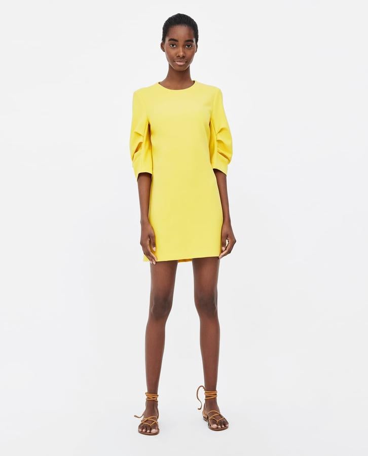 El vestido amarillo corto es perfecto para estar fresca y elegante. Puedes combinarlo con unas sandalias planas —o con unos tacones de infarto— es ideal tanto para el día como para la noche.