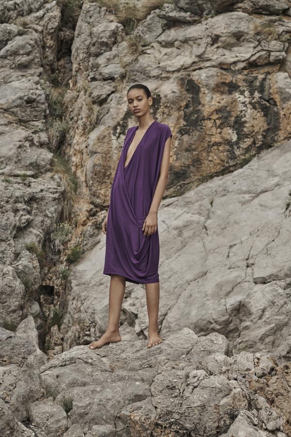 Atrevido y sencillo, este vestido de Zara Home será uno de tus favoritos este verano.