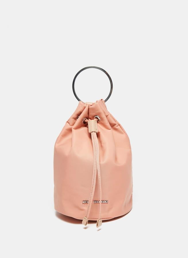 El bolso, con un estilo más deportivo, es de nylon con cierre de estrangulador e imán. Precio: 51 euros.