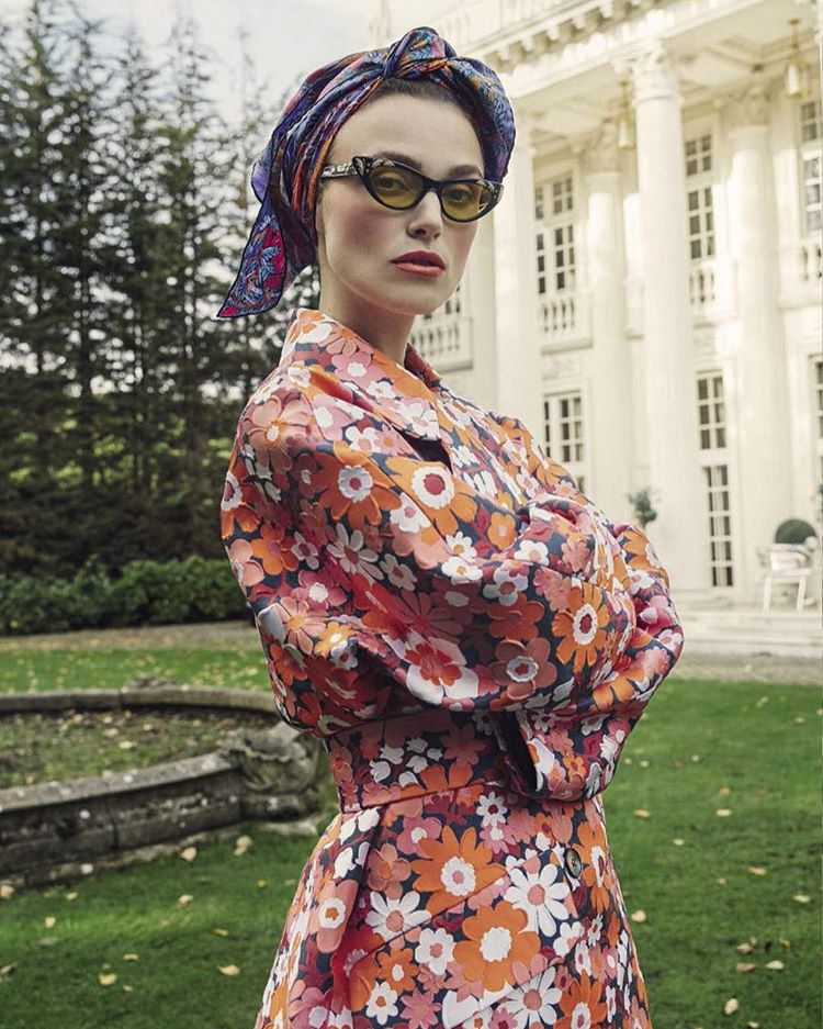 La actriz Keira Knightly confesó en su momento que tenía muchos problemas con su cabello, extraordinariamente fino y quebradizo. La razón: “Me teñí de todos los colores imaginables para distintas películas. Se me puso el pelo tan mal que se me empezó a caer, literalmente”.