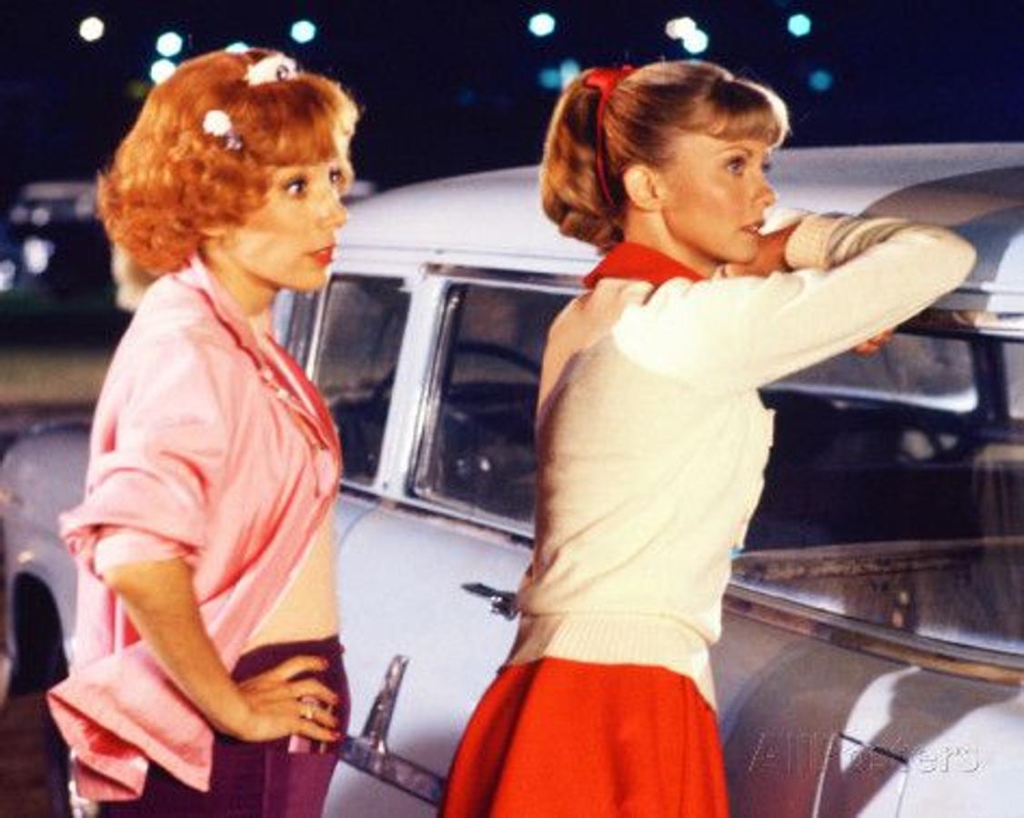 Vestir un look collage con aires 'preppy' no fue cosa de  'Gossip Girl' y las chicas del 'upper east side' : Sandy lo llevaba en 'Grease' mucho antes que Blair Waldorf y Serena van der Woodsen.