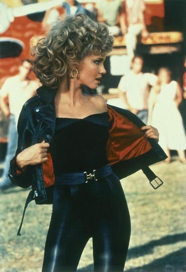 Este look 'total black' de Sandy (Olivia Newton-John) en 'Grease' es quizá uno de los más icónicos de la historia del cine. Desde entonces, la perfecto de cuero se ha convertido en un básico de nuestro fondo de armario.