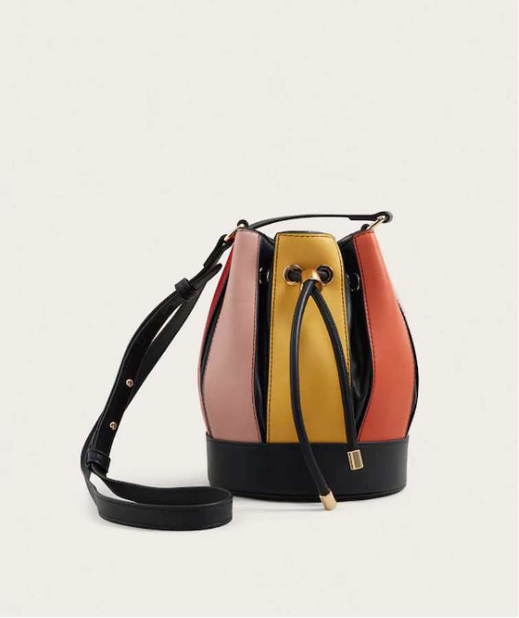 Mango ha sacado su propia versión de este bolso y nos encanta. La mezcla de negro con colores vivos le da un toque clásico y elegante, pero también transgresor. Precio: 35,99