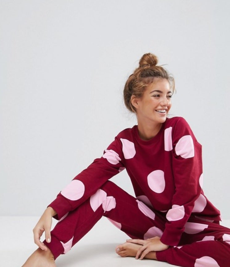 Sudadera y joggers de Asos Lounge. Precio: 23,99+25,99 euros.