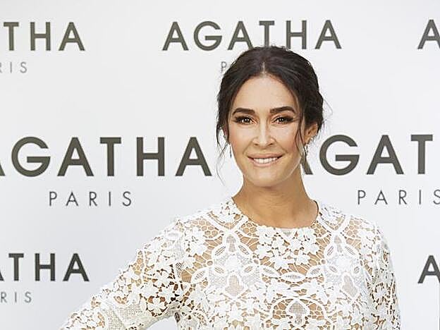 Vicky estaba radiante con un vestido blanco diseñado por ella y joyas de su colección.