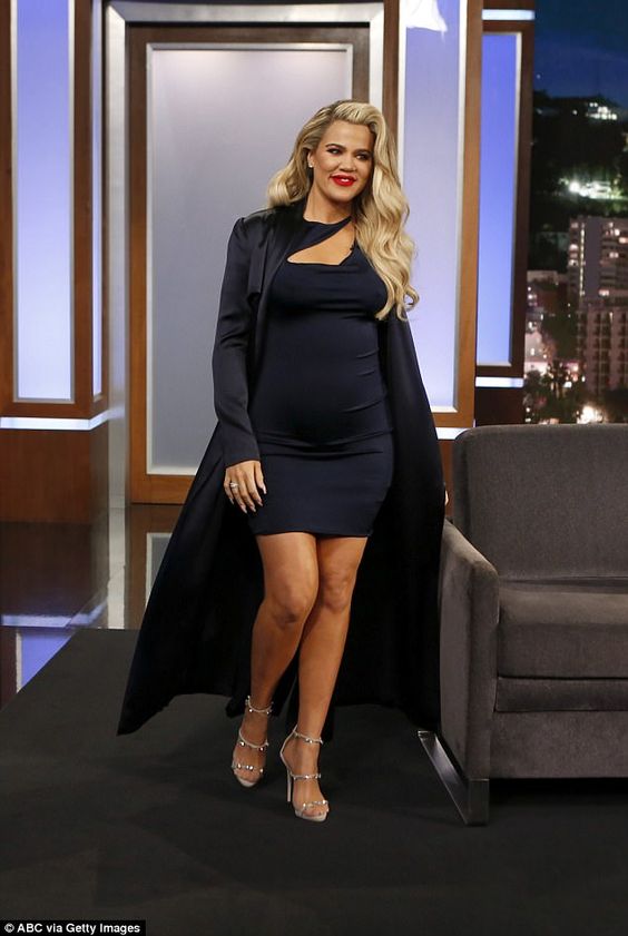 Una versión retro de laembarazadísima Khloé, en una aparición en el programa de televisión “Jimmy Kimmel Live!”.