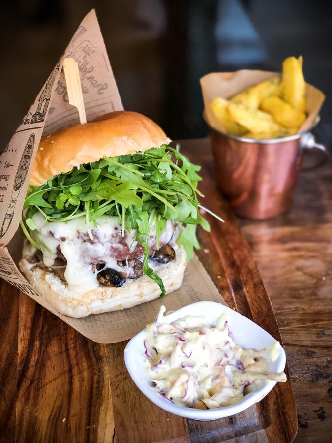 El hit de El Canadiense es la Vancouver Burger, una hamburguesa de carne de wagyu, servida en pan brioche, con queso provolone, setas, mayonesa trufada y rúcula. En la calle Carranza, 10, de Madrid.