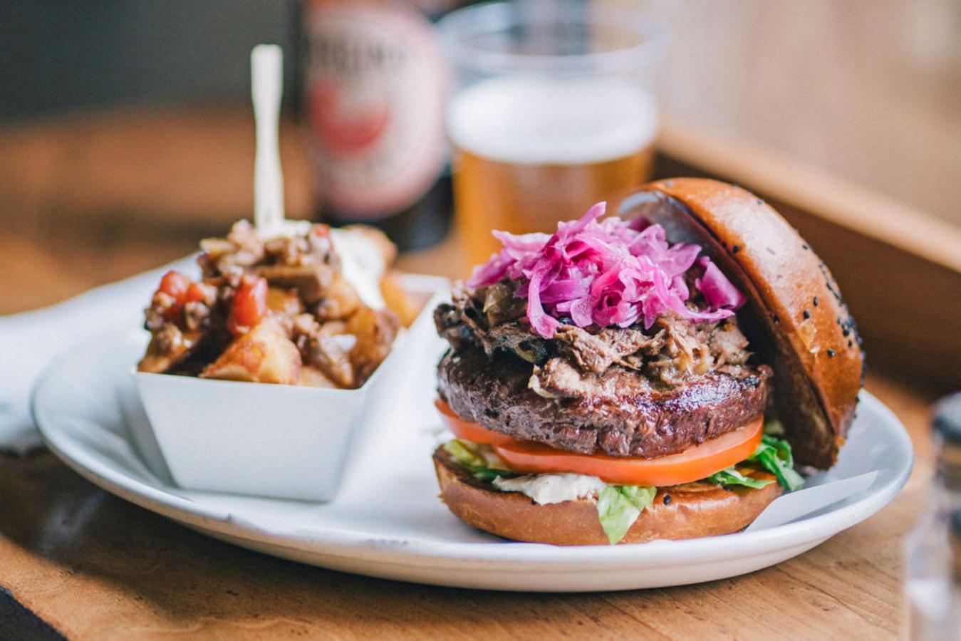 Bacoa es la nueva generación del 'fast food' en Madrid (Carrera San Jeronimo, 3) y en Barcelona (Carrer del Judici, 15) porque, como aseguran, "lo hacemos todo a mano, porque sabemos, y esperamos que estés de acuerdo, que la comida de verdad sabe mejor". ¡Y vaya si sabe mejor!