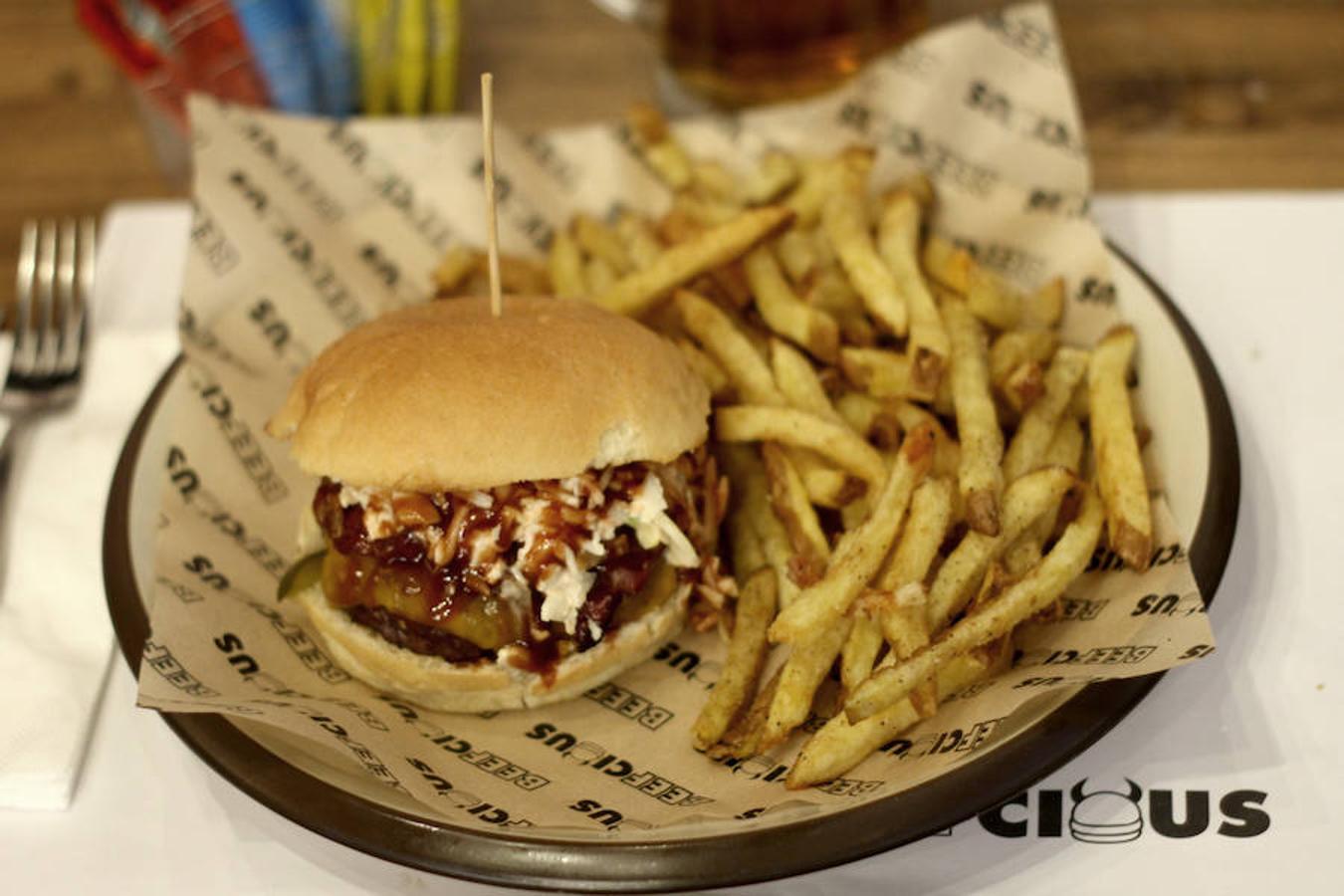 En el Paseo Tierra de Melide 42, de Madrid (Las Tablas), en la céntrica Calle Galileo, 12; o en la Calle Monasterio del Escorial, 77, en el barrio de Montecarmelo. Da igual a qué Beefcious vayas, porque en todos te van a conquistar sus hamburguesas (y las deliciosas patatas fritas con las que se sirven).