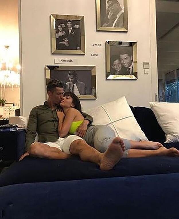 Cristiano Ronaldo posa su mano en la tripa de Georgina Rodríguez.